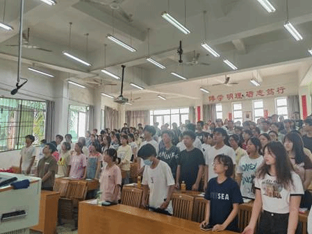 许多人在餐厅里中度可信度描述已自动生成