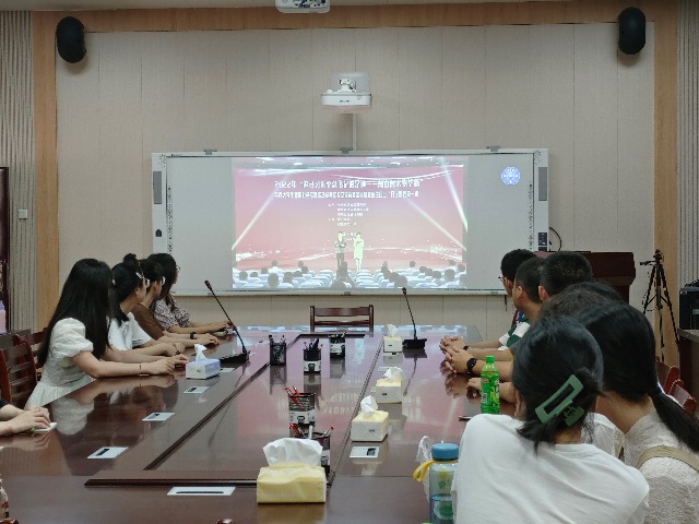 学生干部集中收听收看